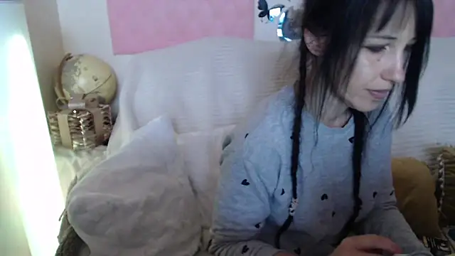 Snapshot of -carla- chatting on 06/11/26, 05:37 -carla- online show from 06/11/26, 05:37