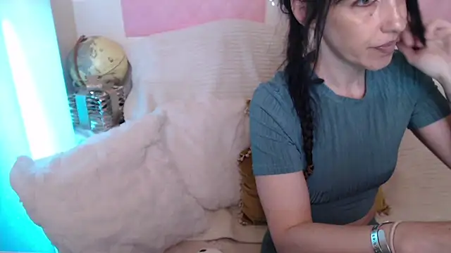 Snapshot of -carla- chatting on 05/23/26, 05:39 -carla- online show from 05/23/26, 05:39