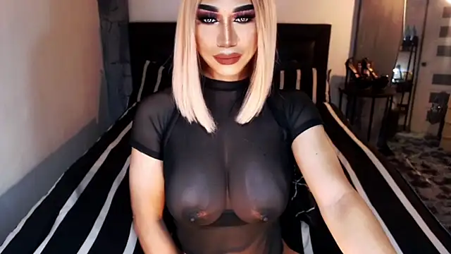 Snapshot of MassiveCockxMistress chatting on 04/10/26, 01:01 MassiveCockxMistress online show from 04/10/26, 01:01