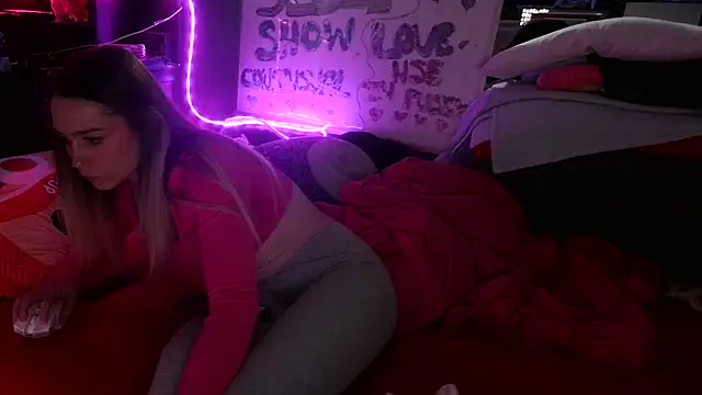 Snapshot of Blondiewithanass chatting on 10/16/25, 02:31 Blondiewithanass online show from 10/16/25, 02:31