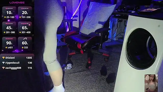 Snapshot of Blondiewithanass chatting on 11/25/25, 02:39 Blondiewithanass online show from 11/25/25, 02:39