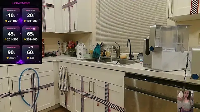 Snapshot of Blondiewithanass chatting on 12/17/25, 06:40 Blondiewithanass online show from 12/17/25, 06:40