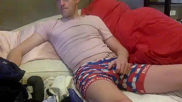 Snapshot of londonfuckwhore chatting on 10/14/25, 03:18 londonfuckwhore online show from 10/14/25, 03:18