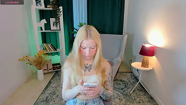 Laly Peach online show from 04/30/26, 11:28