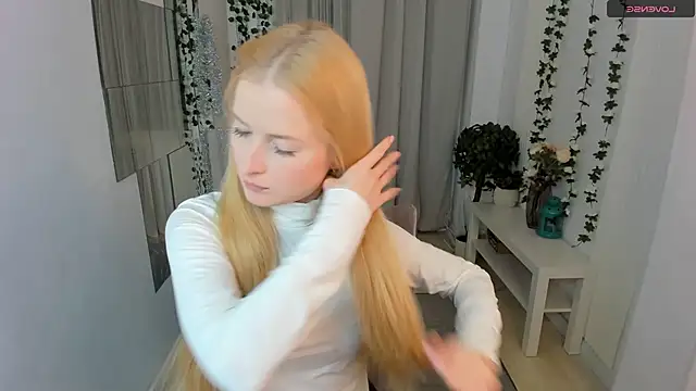 Laly Peach online show from 12/17/25, 05:07