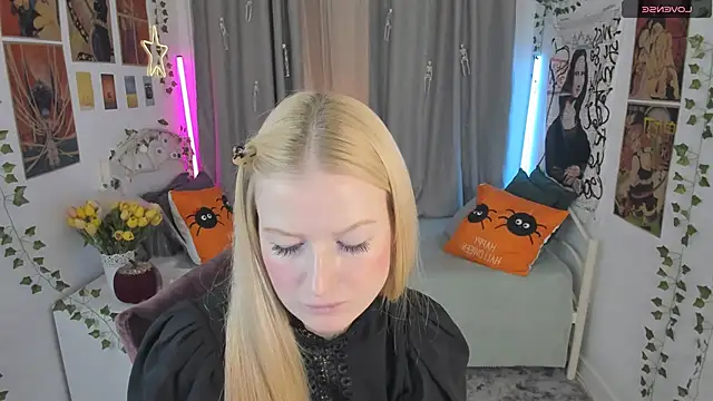 Laly Peach online show from 10/28/25, 12:15