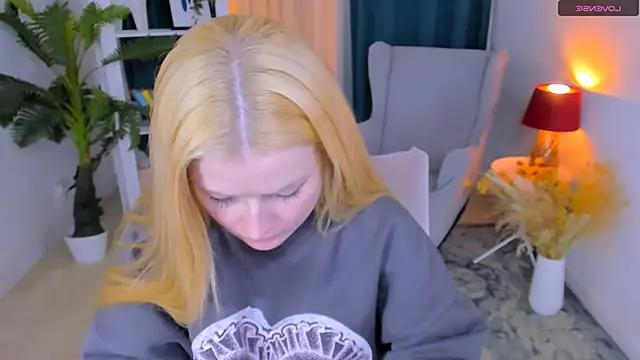 Laly Peach online show from 03/19/26, 11:54