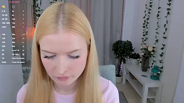 Laly Peach online show from 11/23/25, 05:23