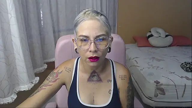 Snapshot of moon_cat85 chatting on 06/17/26, 03:00 moon cat85 online show from 06/17/26, 03:00