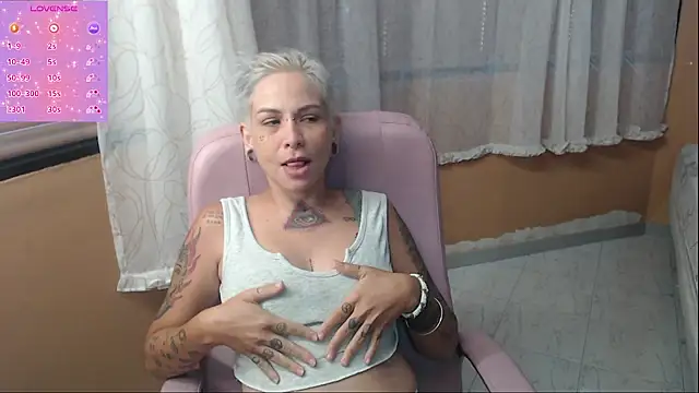 Snapshot of moon_cat85 chatting on 06/15/26, 03:01 moon cat85 online show from 06/15/26, 03:01