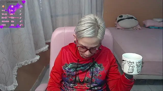 Snapshot of moon_cat85 chatting on 07/08/26, 01:23 moon cat85 online show from 07/08/26, 01:23