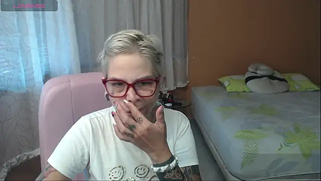 Snapshot of moon_cat85 chatting on 07/17/26, 12:46 moon cat85 online show from 07/17/26, 12:46