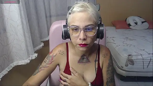 Snapshot of moon_cat85 chatting on 06/12/26, 10:40 moon cat85 online show from 06/12/26, 10:40