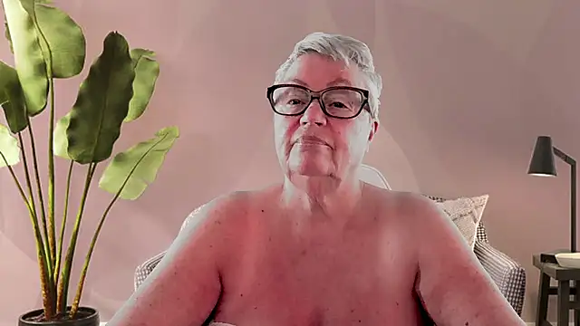 Snapshot of GrannyChrissy68 chatting on 02/12/26, 10:53 GrannyChrissy68 online show from 02/12/26, 10:53