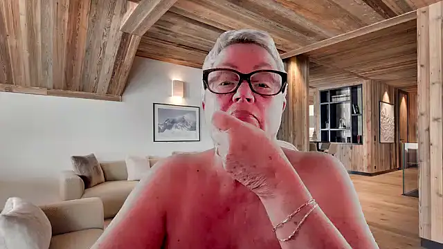 Snapshot of GrannyChrissy68 chatting on 02/18/26, 09:44 GrannyChrissy68 online show from 02/18/26, 09:44