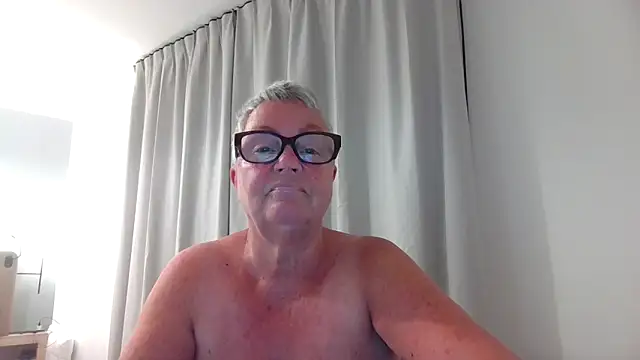 GrannyChrissy68 online show from 11/04/25, 07:17