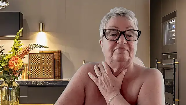 GrannyChrissy68 online show from 03/03/26, 09:22