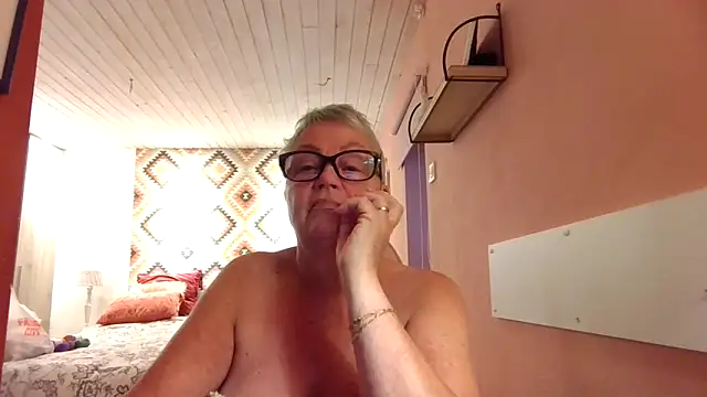 GrannyChrissy68 online show from 11/21/25, 03:00