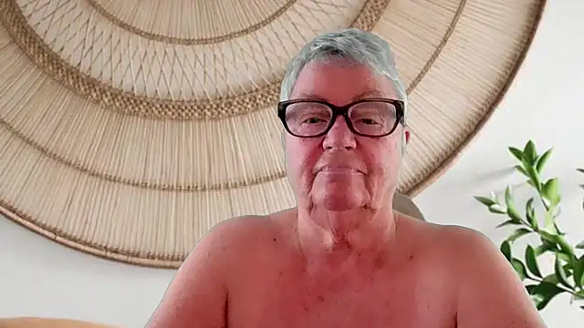 Snapshot of GrannyChrissy68 chatting on 04/19/26, 12:28 GrannyChrissy68 online show from 04/19/26, 12:28