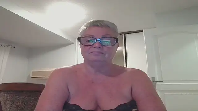 GrannyChrissy68 online show from 09/18/25, 07:17