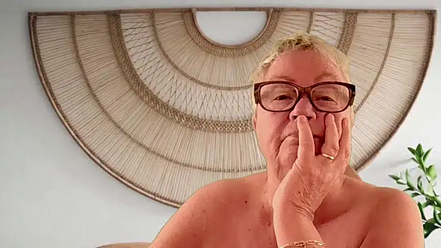 GrannyChrissy68 online show from 04/13/26, 01:04