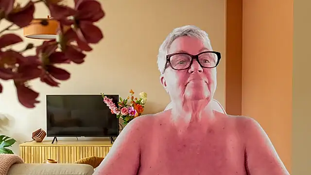 Snapshot of GrannyChrissy68 chatting on 02/06/26, 02:24 GrannyChrissy68 online show from 02/06/26, 02:24