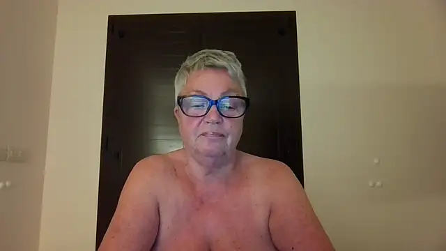 GrannyChrissy68 online show from 10/02/25, 09:29