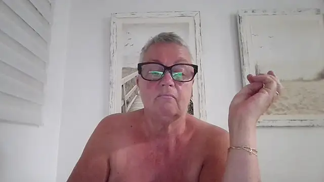 GrannyChrissy68 online show from 10/18/25, 08:55