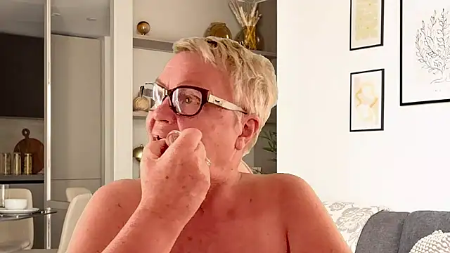 GrannyChrissy68 online show from 04/08/26, 05:03