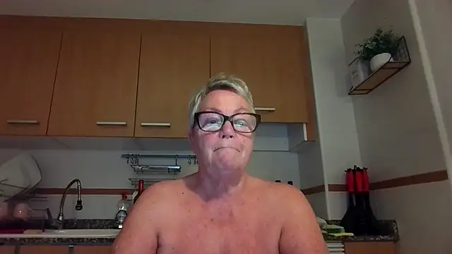 GrannyChrissy68 online show from 09/28/25, 06:37