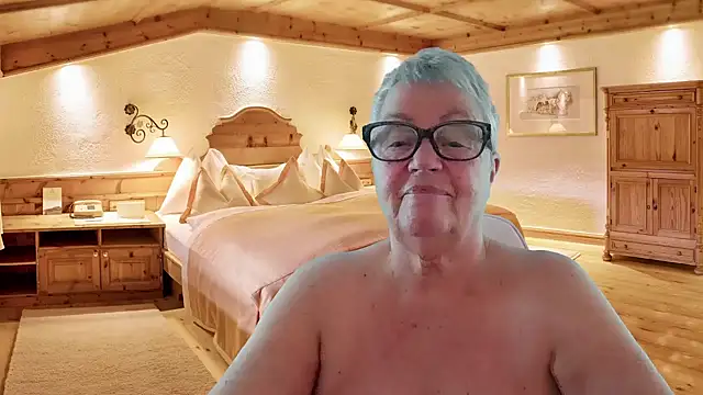 GrannyChrissy68 online show from 12/16/25, 08:35