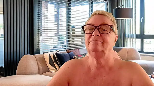 GrannyChrissy68 online show from 04/04/26, 01:28