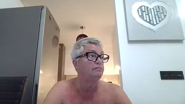 GrannyChrissy68 online show from 10/01/25, 09:29