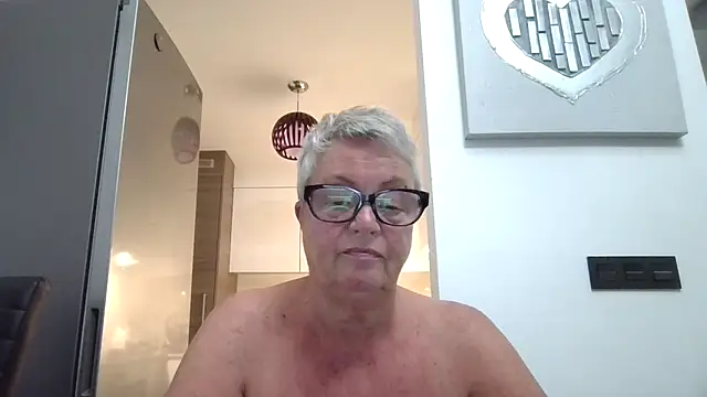 GrannyChrissy68 online show from 09/30/25, 08:59