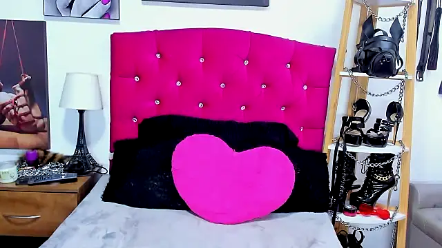 Snapshot of IsabellaMasoch chatting on 10/18/25, 10:56 IsabellaMasoch online show from 10/18/25, 10:56