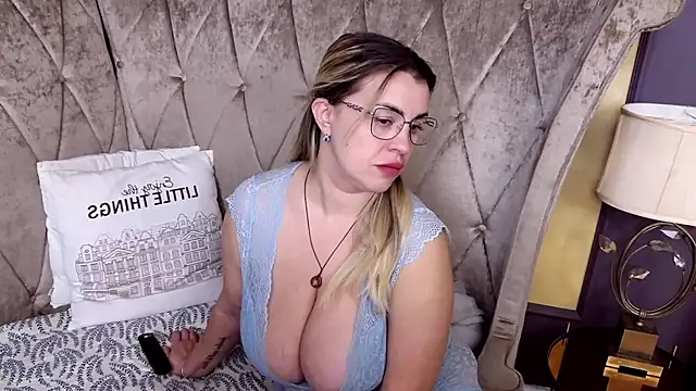 Snapshot of BustyGizelle chatting on 02/23/26, 09:37 BustyGizelle online show from 02/23/26, 09:37