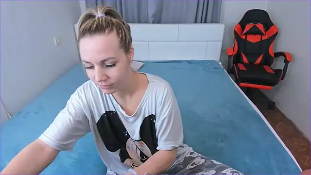 DreamGirl225 online show from 11/12/25, 11:30