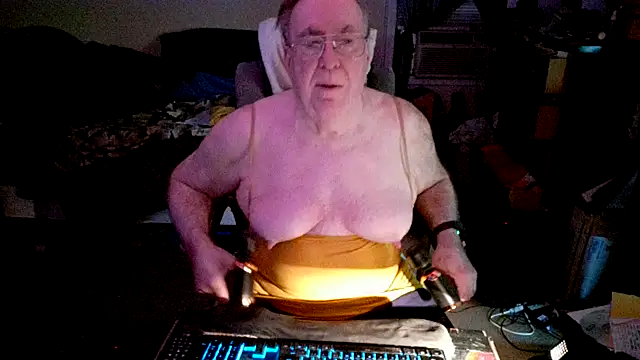 Snapshot of Toastir chatting on 12/04/25, 10:20 Toastir online show from 12/04/25, 10:20