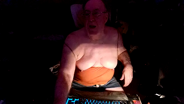 Snapshot of Toastir chatting on 09/24/25, 05:08 Toastir online show from 09/24/25, 05:08