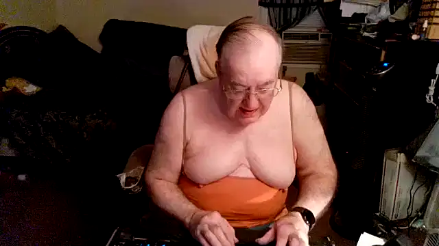 Snapshot of Toastir chatting on 09/23/25, 02:02 Toastir online show from 09/23/25, 02:02