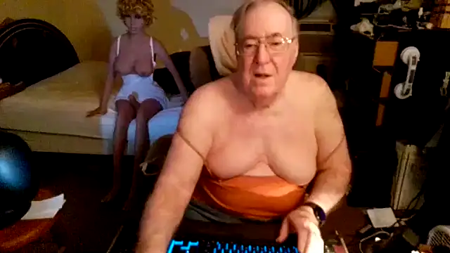 Snapshot of Toastir chatting on 10/22/25, 01:32 Toastir online show from 10/22/25, 01:32