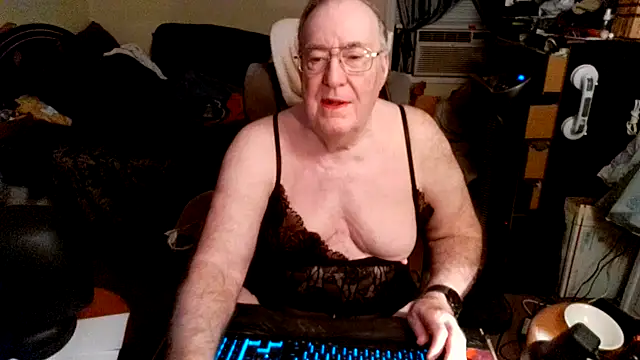 Snapshot of Toastir chatting on 10/15/25, 02:36 Toastir online show from 10/15/25, 02:36