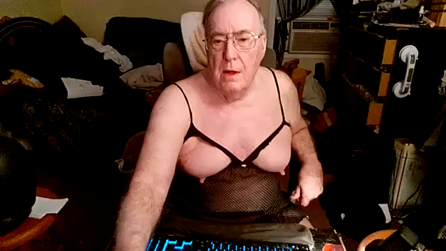 Snapshot of Toastir chatting on 10/19/25, 08:22 Toastir online show from 10/19/25, 08:22