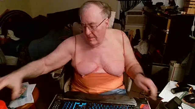 Snapshot of Toastir chatting on 02/16/26, 09:45 Toastir online show from 02/16/26, 09:45