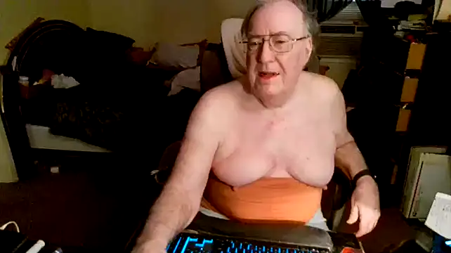 Snapshot of Toastir chatting on 02/23/25, 09:05 Toastir online show from 02/23/25, 09:05