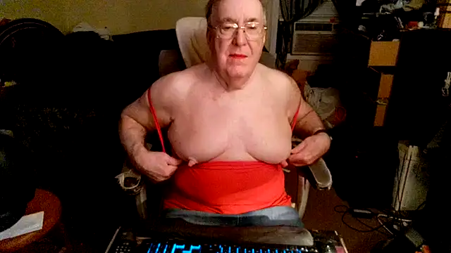 Snapshot of Toastir chatting on 10/28/25, 03:55 Toastir online show from 10/28/25, 03:55