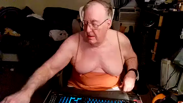 Snapshot of Toastir chatting on 10/08/25, 09:37 Toastir online show from 10/08/25, 09:37