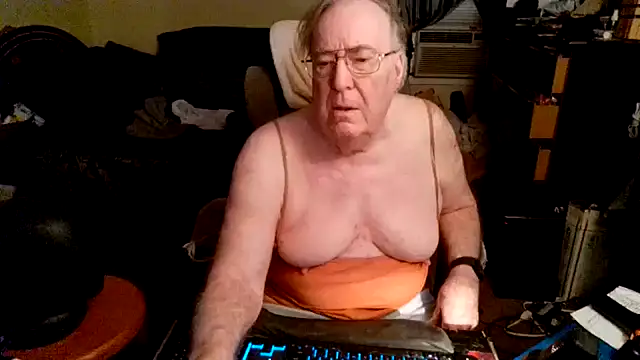 Snapshot of Toastir chatting on 11/14/25, 04:43 Toastir online show from 11/14/25, 04:43