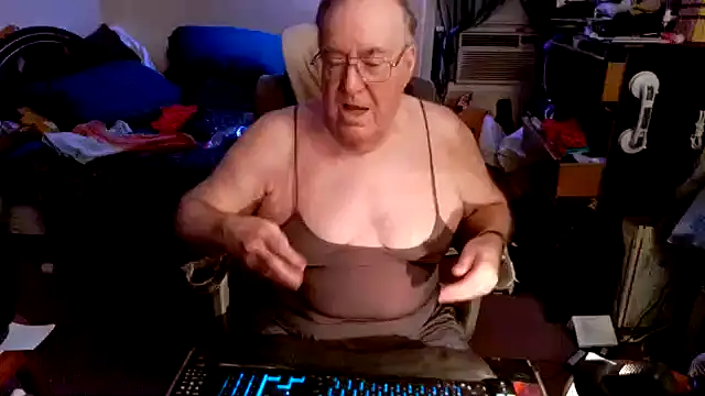 Snapshot of Toastir chatting on 10/18/25, 02:30 Toastir online show from 10/18/25, 02:30