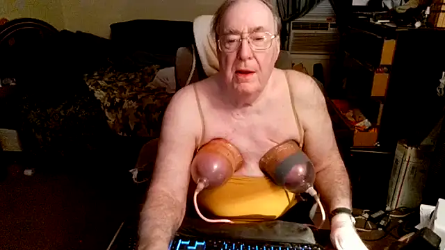 Snapshot of Toastir chatting on 12/01/25, 04:08 Toastir online show from 12/01/25, 04:08